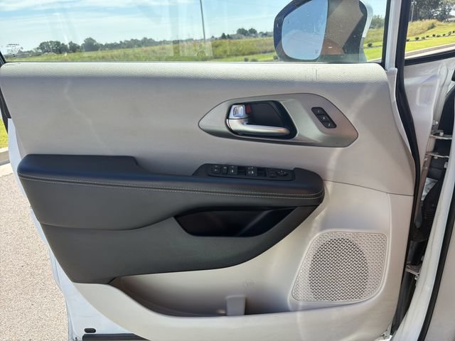 Used 2023 Chrysler Pacifica Touring-L FWD image 35