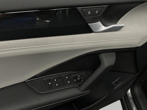 New 2025 Volkswagen Tiguan SE image 27