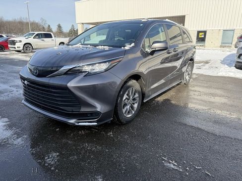 Used 2022 Toyota Sienna LE image 3