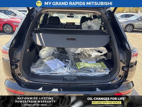 New 2026 Mitsubishi Outlander SE image 17