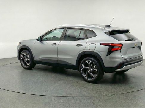 Used 2025 Chevrolet Trax LT w/ LT Convenience Package image 6