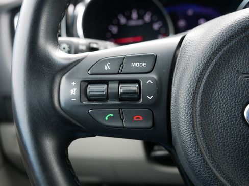 Used 2016 Kia Sedona EX image 31