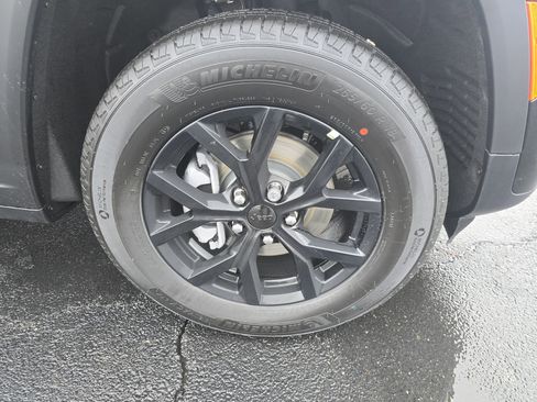 New 2026 Jeep Grand Cherokee Altitude image 13