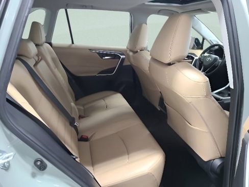 Used 2019 Toyota RAV4 XLE Premium w/ Cold Weather Package AWD/4WD image 16