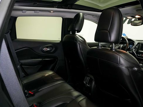 Used 2019 Jeep Cherokee Latitude Plus AWD/4WD image 23