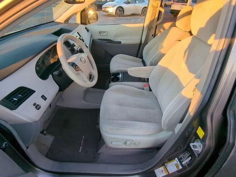 Used 2011 Toyota Sienna LE w/ Towing Pkg image 8