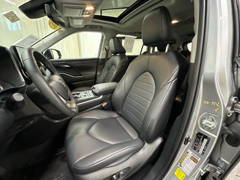 Used 2023 Toyota Highlander XLE AWD/4WD image 23