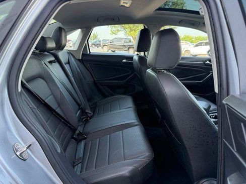 Used 2024 Volkswagen Jetta SE FWD image 4