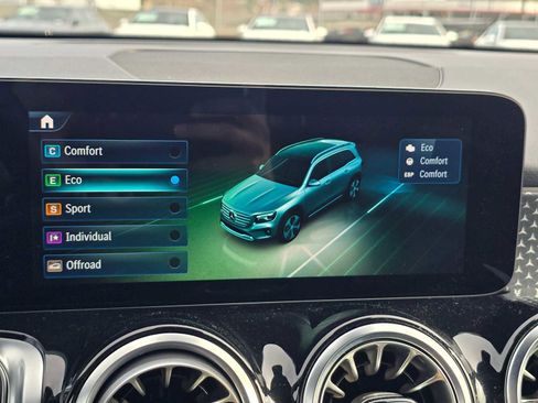 Used 2025 Mercedes-Benz GLB 250 4MATIC image 32