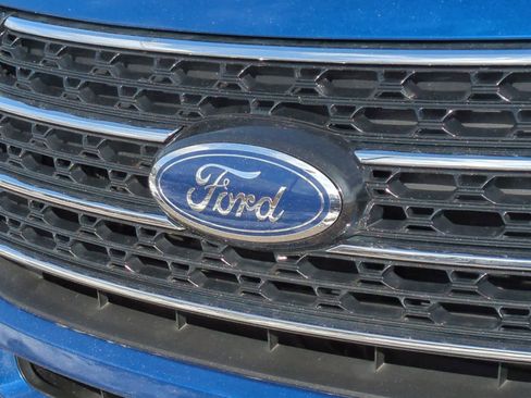 Used 2023 Ford Explorer XLT image 12