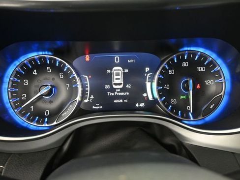 Used 2025 Chrysler Pacifica Limited image 31