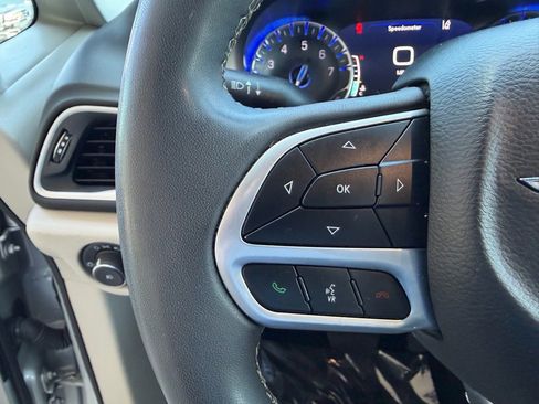 Used 2024 Chrysler Pacifica Touring-L FWD image 27