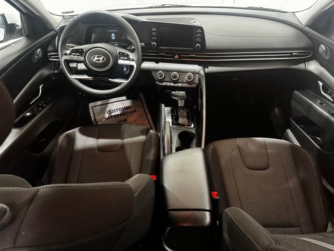 Used 2025 Hyundai Elantra SE image 29