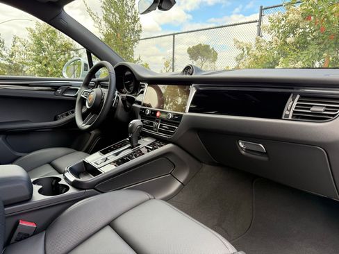 Certified 2026 Porsche Macan image 25