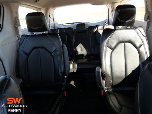 Used 2024 Chrysler Pacifica Touring-L image 30