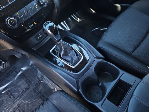 Used 2020 Nissan Rogue S image 25