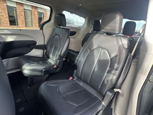 Used 2020 Chrysler Pacifica Touring-L image 32