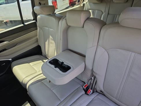 Used 2024 Jeep Wagoneer L Series II w/ Flexible Seating Group RWD image 15