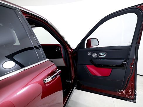 Certified 2025 Rolls-Royce Cullinan AWD/4WD image 33