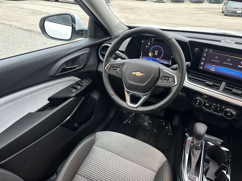 Used 2025 Chevrolet Trax LT w/ LT Convenience Package image 32