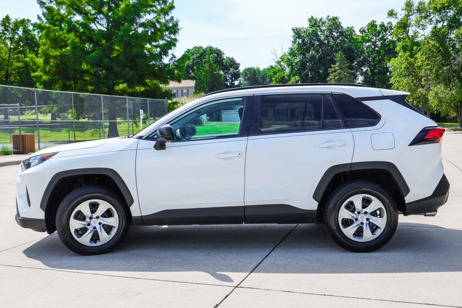 Used 2020 Toyota RAV4 LE FWD image 4