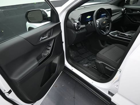 Used 2025 Chevrolet Equinox LT w/ Safety and Technology Package image 10