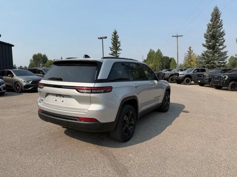 Used 2023 Jeep Grand Cherokee Altitude AWD/4WD image 11
