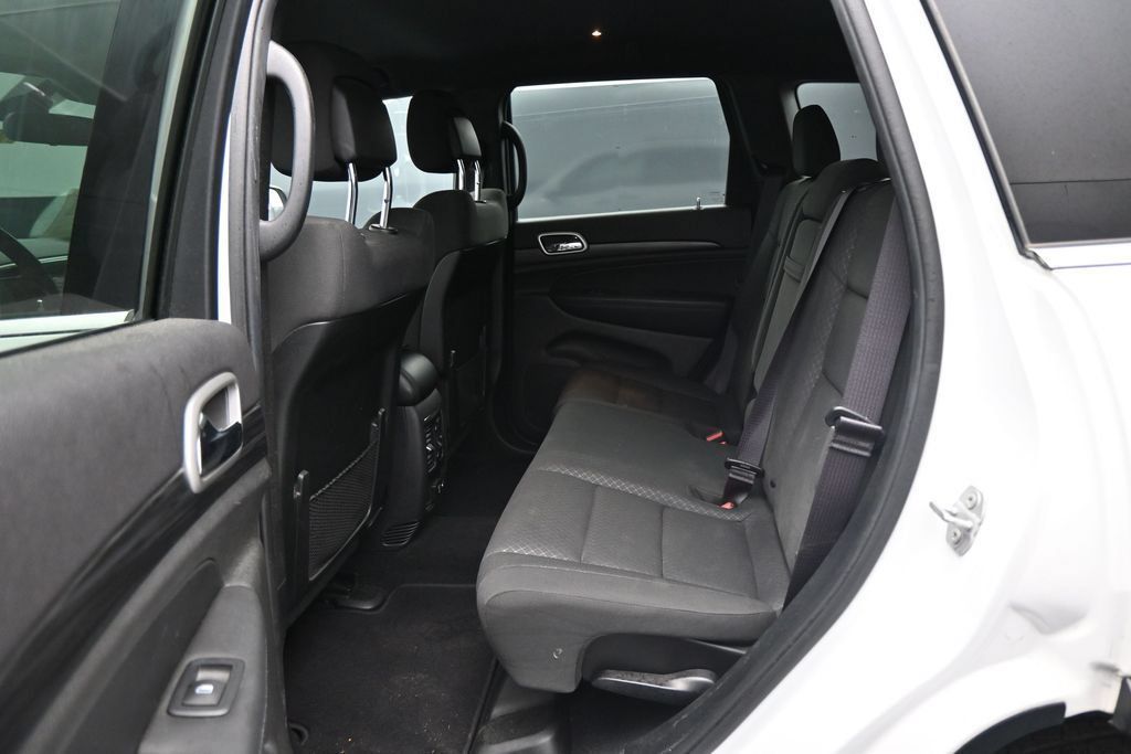 Used 2019 Jeep Grand Cherokee Laredo w/ Security & Convenience Group AWD/4WD image 24