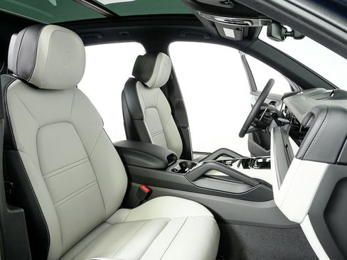 New 2026 Porsche Cayenne AWD image 25