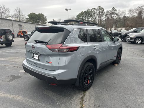 Used 2025 Nissan Rogue SV image 9