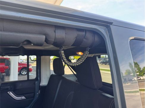 Used 2014 Jeep Wrangler Unlimited Sahara w/ Connectivity Group AWD/4WD image 33