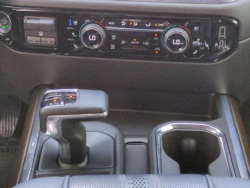 Used 2024 Chevrolet Silverado 1500 High Country w/ High Country Premium Package AWD/4WD image 21