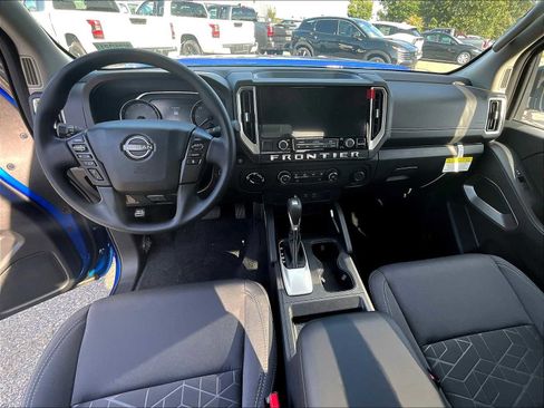 Used 2025 Nissan Frontier SV image 33