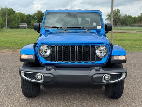 Used 2024 Jeep Gladiator Sport image 2