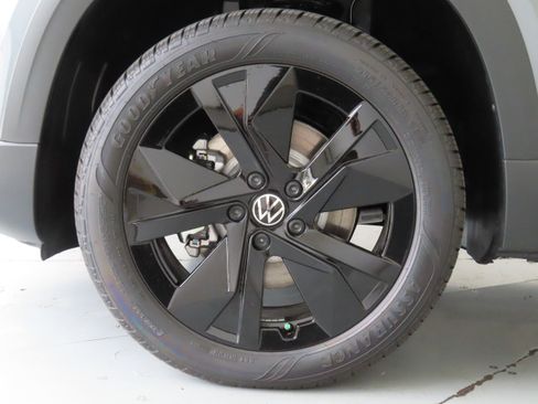 New 2025 Volkswagen Taos SE image 28