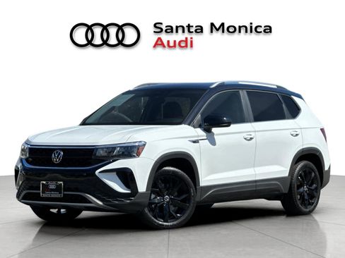 Used 2023 Volkswagen Taos SE w/ Panoramic Sunroof Package FWD image 1