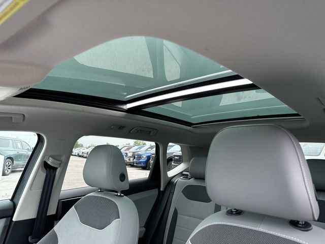 Used 2023 Volkswagen Taos SE w/ Panoramic Sunroof Package FWD image 18