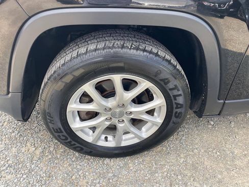 Used 2017 Jeep Cherokee Latitude AWD/4WD image 28