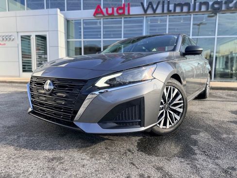 Used 2024 Nissan Altima 2.5 SV image 2