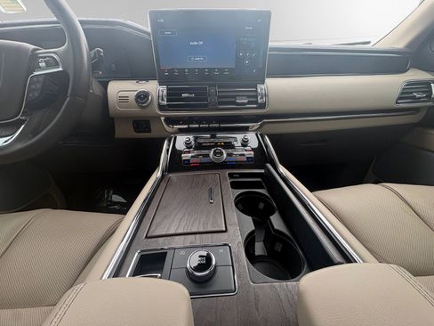Certified 2023 Lincoln Navigator Reserve AWD/4WD image 11
