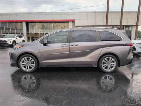 Certified 2022 Toyota Sienna Platinum FWD image 2