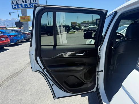 Used 2023 Jeep Grand Cherokee Altitude AWD/4WD image 22