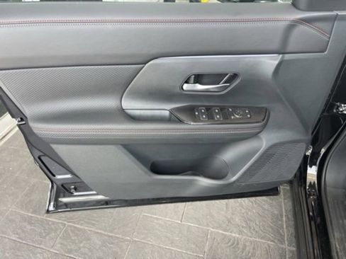 Certified 2025 Nissan Kicks SR FWD image 15