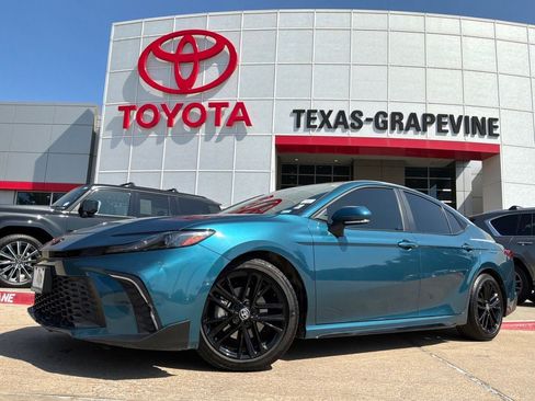 Used 2025 Toyota Camry SE w/ Convenience Package FWD image 2