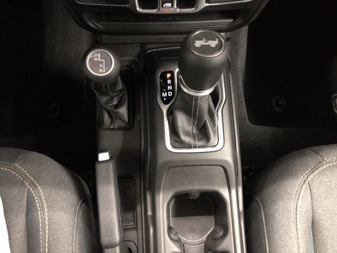 Used 2025 Jeep Wrangler Sport S image 19