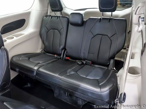 Used 2024 Chrysler Pacifica Touring-L FWD image 17