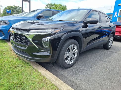 Certified 2025 Chevrolet Trax LS w/ Driver Confidence Package FWD image 3