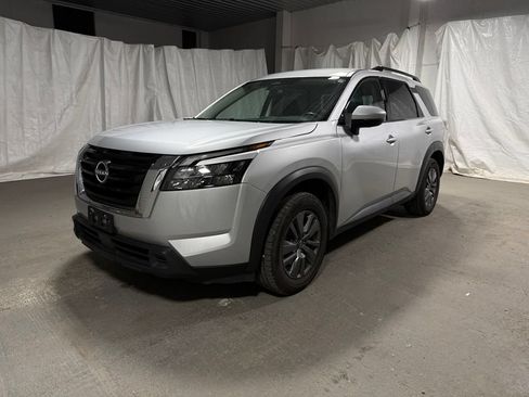 Used 2024 Nissan Pathfinder SV FWD image 3