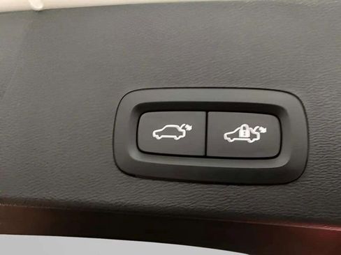 Used 2025 Volvo XC40 B5 Plus image 7