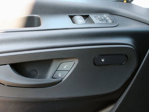 Used 2025 Mercedes-Benz Sprinter 2500 image 9